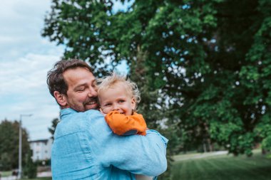 Baba ve çocuğun birlikte eğlendikleri portre. Babalar Günü konsepti.