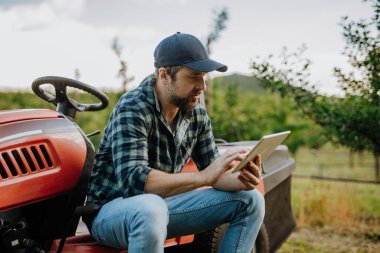Dijital tarım aletleri çiftçinin meyve bahçesini yönetmesine yardımcı oluyor. Akıllı tarım teknolojisi.