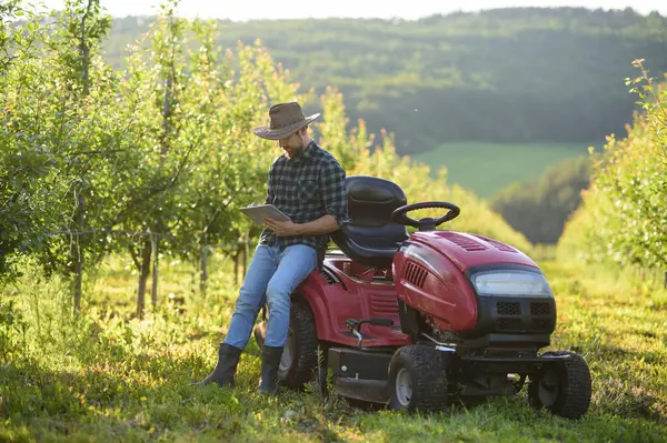 Dijital tarım aletleri çiftçinin meyve bahçesini yönetmesine yardımcı oluyor. Akıllı tarım teknolojisi.