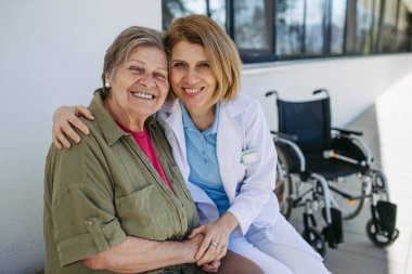 Kadın doktor, huzurevinde kalıyor. Kıdemli sağlık hizmetleri.