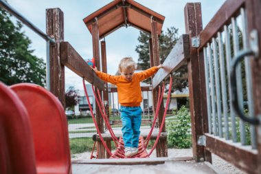 Çocuk parktan geçiyor engelli köprü, hafta sonu aktivitesi.