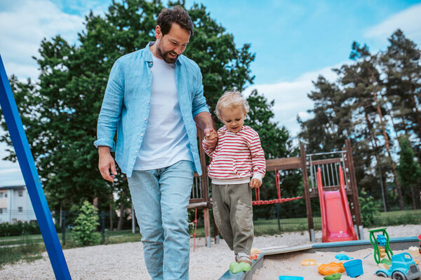Портрет отца и ребенка, наслаждающихся временем вместе на детской площадке. Концепция Дня отца.