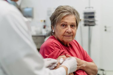 Aşıdan sonra yaşlı hastaların kollarını kapatın. Koruyucu bakım.