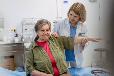 Geriatrist rutin kontroller sırasında yaşlı kadınların hareketliliğini inceliyor. Yaşlı bakımı.