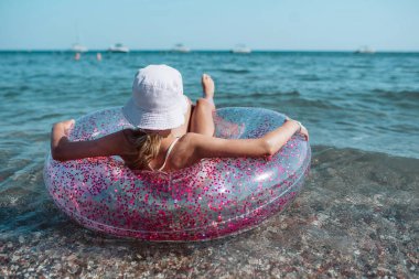 Yüzme yüzüklü bir kız. Yaz tatili.