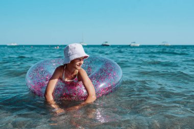 Yüzme yüzüklü bir kız. Yaz tatili.