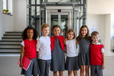 Okul koridorunda dikilen üniformalı bir grup öğrenci. Okul konseptine dönelim..