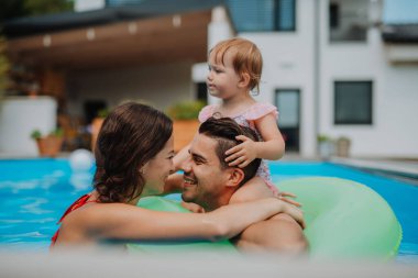 Suda yeni yürümeye başlayan bebekle yaz eğlencesi, havuz keyfi..
