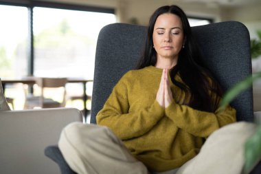 Elleri dua pozisyonunda meditasyon yapan kadın, bencillik ve farkındalık.