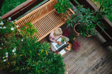 Merkez büroda çalışırken sağlıklı bir öğle yemeği yiyen kadınların en iyi görüntüsü..