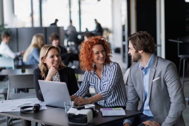 Yaratıcı ekip kahve içerken proje stratejisini tartışıyor. Takım çalışması konsepti.