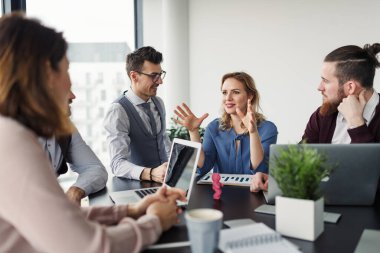 İş arkadaşları fikirlerini paylaşıyor, yeni projeleri tartışıyor. Takım çalışması konsepti.