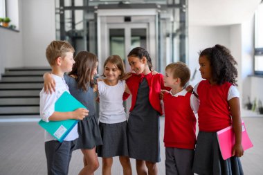 Okul koridorunda dikilen üniformalı bir grup öğrenci. Okul konseptine dönelim..