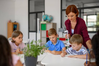 Küçük çocuklar sınıfta rüzgar enerjisi ve sürdürülebilirliği öğreniyorlar.