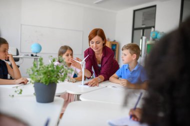 Küçük çocuklar sınıfta rüzgar enerjisi ve sürdürülebilirliği öğreniyorlar.