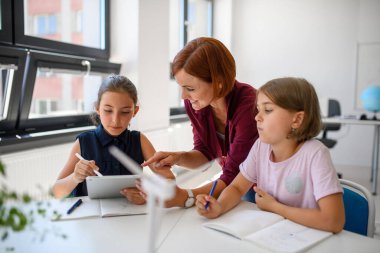 Küçük çocuklar sınıfta rüzgar enerjisi ve sürdürülebilirliği öğreniyorlar.