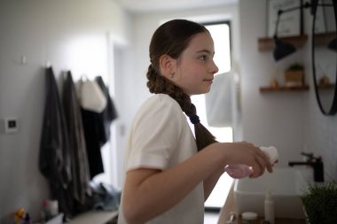 Genç kız sivilceleri tedavi ediyor, evde cildine bakıyor..