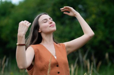 Özgüvenin bir parçası olarak doğada dikkatli bir yürüyüş. Doğa terapisi.