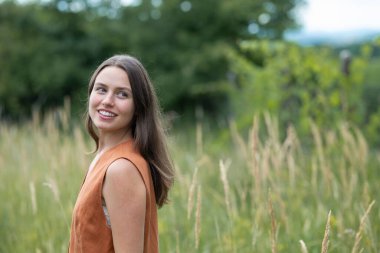 Özgüvenin bir parçası olarak doğada dikkatli bir yürüyüş. Doğa terapisi.