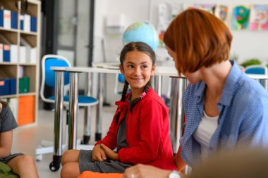 Öğretmen ilkokulda liseli kızla konuşuyor. Okula geri dön..