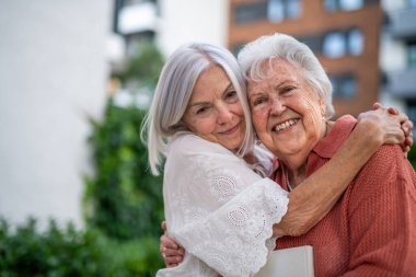 Yaşlı bir anneyle güzel bir yetişkin kızın portresi. Pazar gününü birlikte geçiriyoruz..