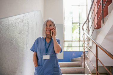 Yaşlı hemşire hastane vardiyasında mola veriyor, ailesini arıyor..