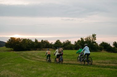 Sonbahar doğasında aile bisikleti macerası. Sonbahar günü bisiklet gezisi.