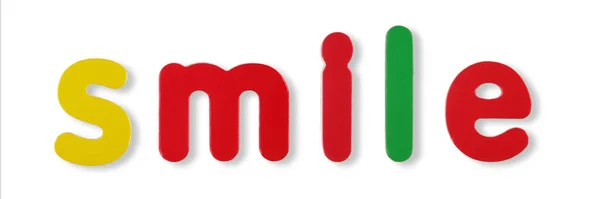 Lächeln Wort Farbige Magnetische Buchstaben Auf Weiß Mit Clipping Pfad — Stockfoto