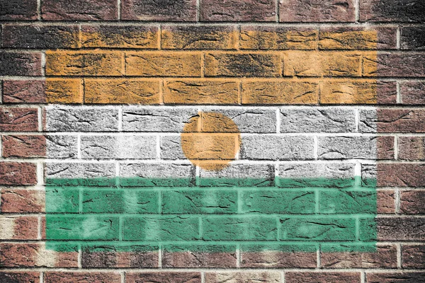 Una Bandiera Niger Sfondo Vecchio Muro Mattoni — Foto Stock
