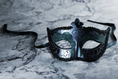 Mermer yüzeyde mavi ve siyah bir karnaval maskesi