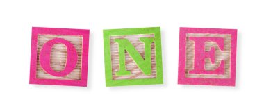 Çocuklarla ilgili tek bir kavram. Beyaz üzerine tahta bloklar. Gölgeyi ortadan kaldırmak için kırpma yolu var.