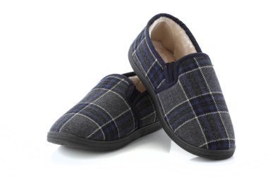 Beyaz arka planda bir çift mavi erkek terliği