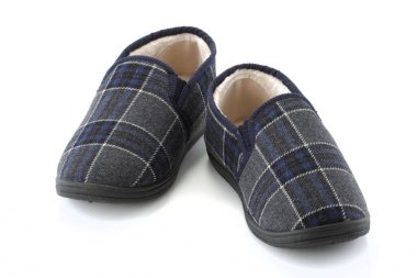 Beyaz arka planda bir çift erkek terliği.