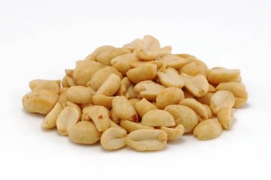 Kızarmış fıstık grubu beyaz arka planda izole edilmiş.