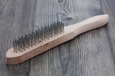 Ahşap yüzeyde bir tel fırça