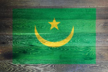 Moritanya bayrağı eski ahşap zemin üzerinde yeşil sarı yıldız hilal ayı
