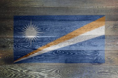 Eski ahşap zemin üzerinde bir Marshall adası bayrağı