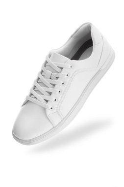 Beyazlı bir erkek ayakkabısı.