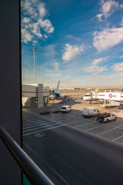 Kanada Hava Yolları jet uçağı Pearson Uluslararası Havaalanı, Ontario, Kanada 'daki pistte iç hatlar terminalinin dışında demirledi..