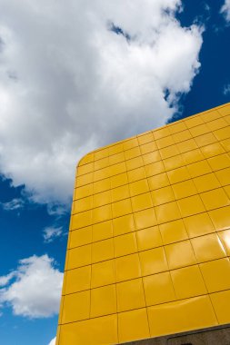 Edmonton, Kanada 'daki Alberta Üniversitesi' nde güneşli bir günde Butterdome binasının yan görüntüsü. Bina spor ve halka açık etkinlikler için kullanılıyor..