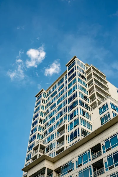 Nanaimo, British Columbia, Kanada 'nın merkezindeki Front Caddesi' ndeki Pacifica Condominium binasının önünde..