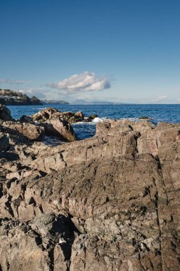Kasım ayında güneşli bir günde Neck Point Parkı, Nanaimo 'daki engebeli ve kayalık çıkıntıdan kuzeye, Gürcistan Boğazı' na bakıyoruz..