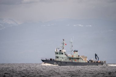 Kanada kuvvetleri torpido kurtarma gemisi Stikine Gürcistan Boğazı 'nda Nanaimo, Britanya Kolumbiyası, Kanada yakınlarında kuzeye doğru yelken açtı..