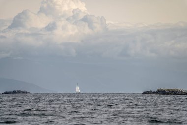 Nanaimo yakınlarındaki Hudson Kayalıkları 'ndan bir yelkenli geçiyor. Georgia Boğazı, Vancouver Adası, British Columbia, Kanada.
