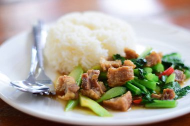 Thai yemeklerini kapat. Kızarmış lahana ve çıtır domuz.  