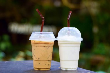 Bahçede buzlu kahve ve buzlu süt.