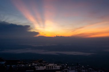 Doğa, sıradağlar, sabah güneşi ve sis