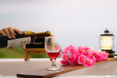 Meyve şarabı ve şarap kadehi, müzik ve hoparlör.