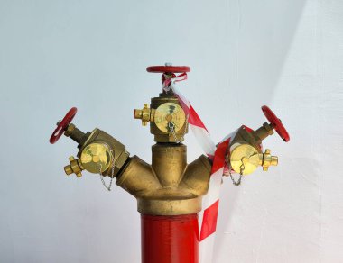 Kırmızı su borusu, acil yangın borusu.