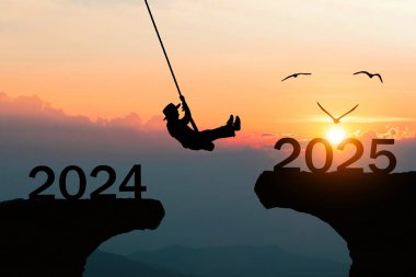 Siluet Mutlu Yıllar 2025 İnsanlar Uçurumdan Atlıyor